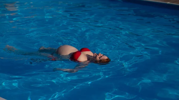 Беременная Женщина Плавает Бассейне Красном Бикини — стоковое фото