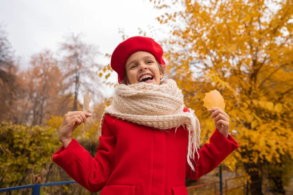 Menina Caucasiana Feliz Casaco Vermelho Boina Caminha Parque Outono Com — Fotografia de Stock