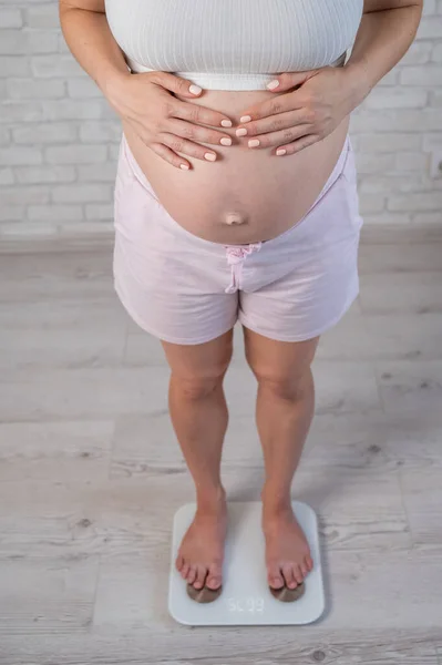 Bovenaanzicht Van Een Zwangere Vrouw Huiskleding Die Elektronische Schaal Staat — Stockfoto