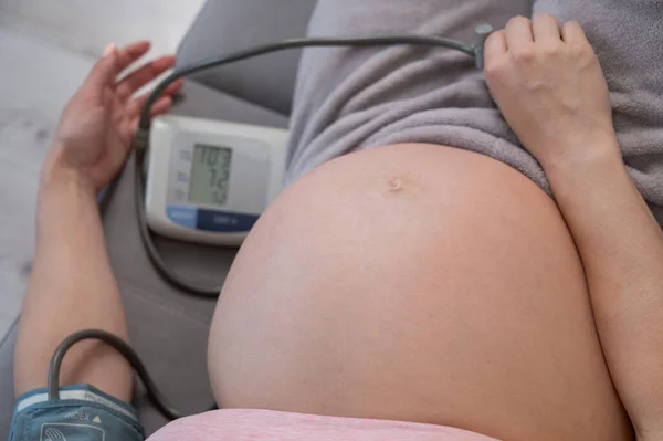 Kan Basıncını Bir Tonometreyle Ölçen Hamile Bir Kadının Karnına Yakın — Stok fotoğraf