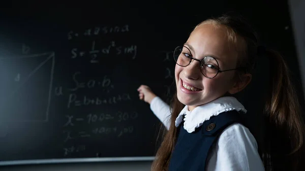 Portrét Bělošky Brýlích Třídě Školačka Napíše Vzorec Křídou Tabuli Podívá — Stock fotografie