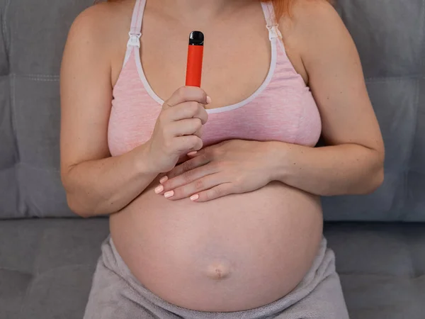 Těhotná Žena Kouří Pásku Když Sedí Gauči Detailní Záběr Břicho — Stock fotografie