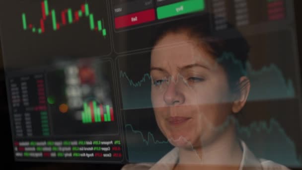 Donna Sta Guardando Menu Hud Grafici Azionari Terminale Broker — Video Stock