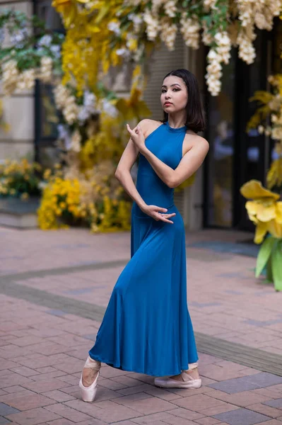 Bela Bailarina Asiática Posando Contra Pano Fundo Edifício Decorado Com — Fotografia de Stock