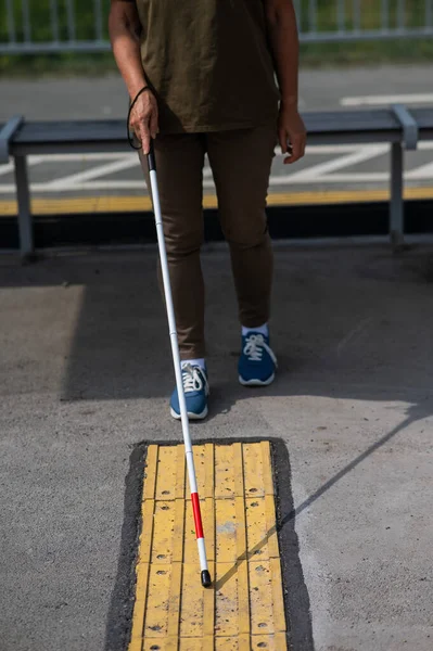 Detailní Záběr Nohy Starší Slepé Ženy Autobusové Zastávce — Stock fotografie