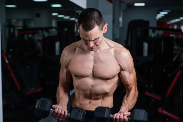 Shirtless Man Doing Bicep Exercises Dumbbells Gym — Zdjęcie stockowe