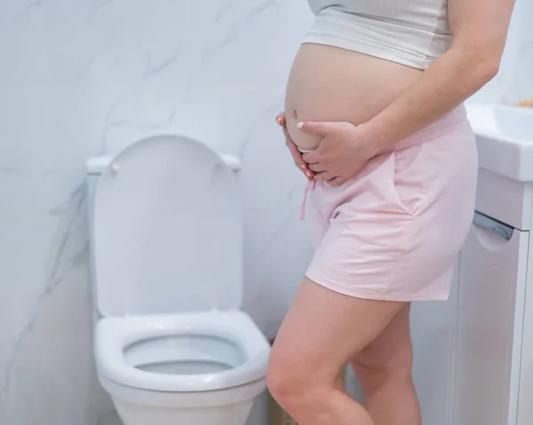 Hamile Bir Kadın Tuvalette Karnını Tutuyor Hamilelik Sırasında Idrarını Tutamama — Stok fotoğraf