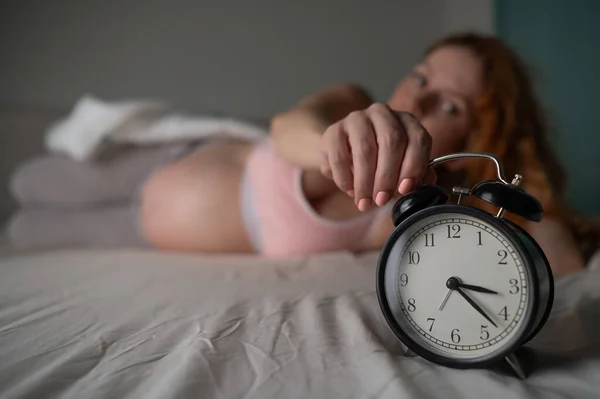 Μια Έγκυος Ξαπλώνει Στο Κρεβάτι Και Κρατάει Ένα Ξυπνητήρι — Φωτογραφία Αρχείου
