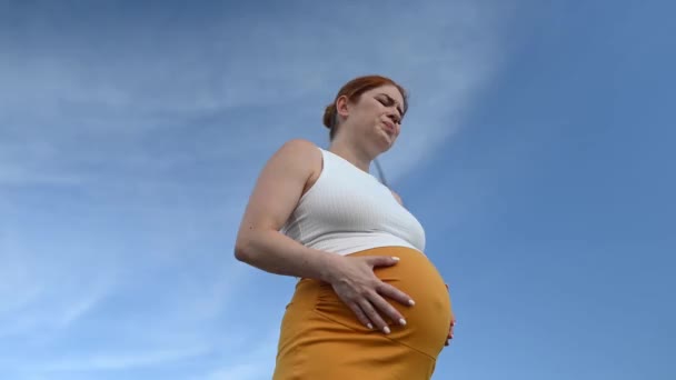 ビデオ 360度 妊娠中のコーカサス州の妊婦は 出生前契約を経験している間 痛みに苦しんでいます — ストック動画