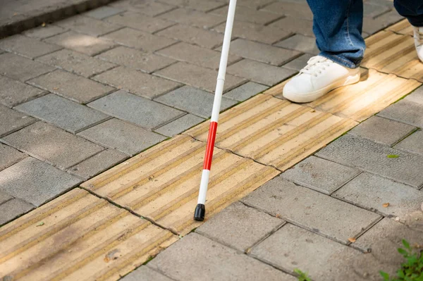 Blind Woman Walks Outdoors Using Cane Tactile Yellow Tile — Stock Photo, Image