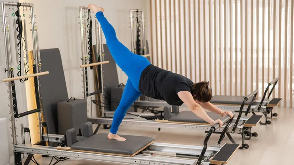 Överviktig Kaukasiska Kvinna Gör Pilates Övningar Reformator — Stockfoto