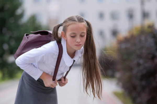 Kaukaska Dziewczyna Mundurze Plecakiem Idzie Szkoły — Zdjęcie stockowe