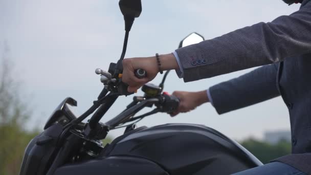 Biały Jeździ Motocyklu Elektrycznym Zbliżenie Męskich Dłoni Kierownicy — Wideo stockowe