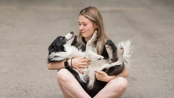 Jovem Caucasiano Mulher Sentado Asfalto Abraçando Fronteira Collie Cão — Fotografia de Stock