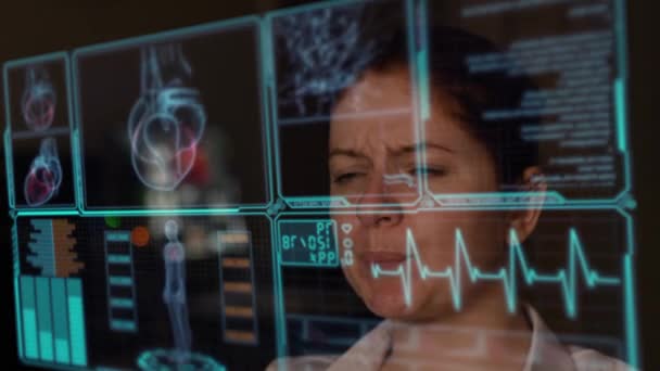Una Donna Guarda Dati Uno Schermo Medico Menu Virtuale Letture — Video Stock