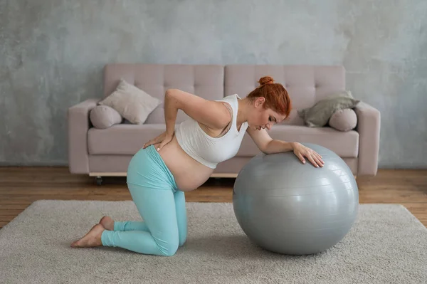 Blanke Zwangere Vrouw Heeft Rugpijn Fitball Training Tijdens Zwangerschap — Stockfoto