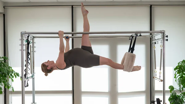 一个孕妇正在一个改革者身上做普拉提 空中体操 — 图库照片