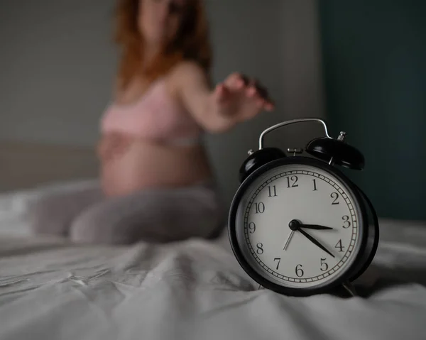 Λευκή Έγκυος Γυναίκα Κάθεται Στο Κρεβάτι Και Υποφέρει Από Αϋπνία — Φωτογραφία Αρχείου