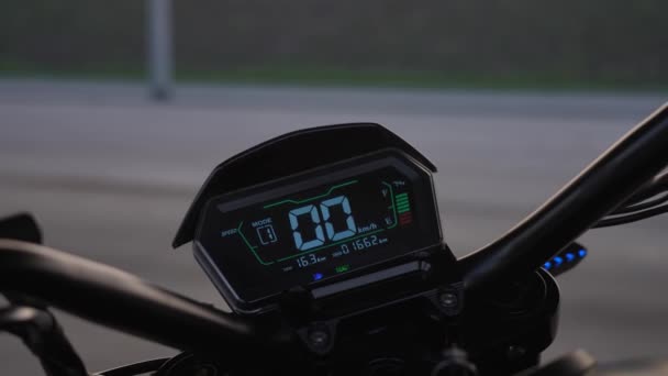 Deska Rozdzielcza Zaparkowanego Motocykla Elektrycznego — Wideo stockowe