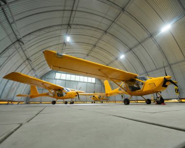 Sarı uçak, hangarda.