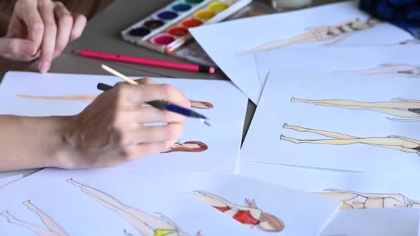얼굴없는 여자는 수영복 속옷을 스케치한다 디자이너 클로즈업하는 — 비디오