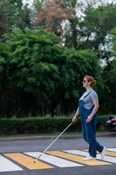 Blinde Schwangere Überquert Straße Einer Kreuzung Mit Blindenstock — Stockfoto