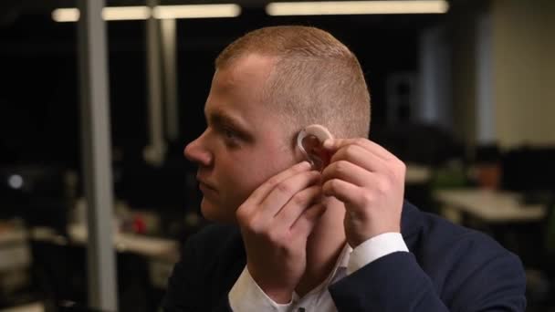 Młody Biały Mężczyzna Zakładający Aparat Słuchowy — Wideo stockowe