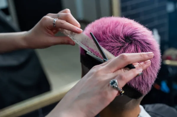Pembe Saçlı Asyalı Kadın Berber Dükkanında Saçını Kestiriyor — Stok fotoğraf