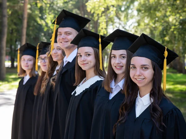 Fila Jovens Felizes Vestidos Graduação Livre Estudantes Parque — Fotografia de Stock
