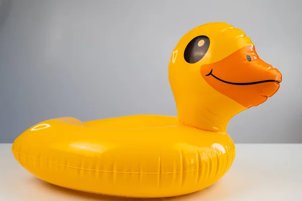 Pato Amarelo Inflável Uma Mesa Branca — Fotografia de Stock