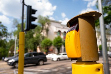 Bir yaya trafik ışığını değiştirmek için bir düğmeye yakınlaş