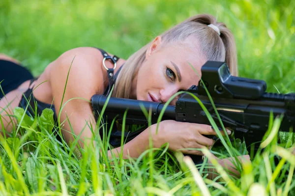Caucasian Woman Bikini Lies Machine Gun Green Grass — Stok fotoğraf