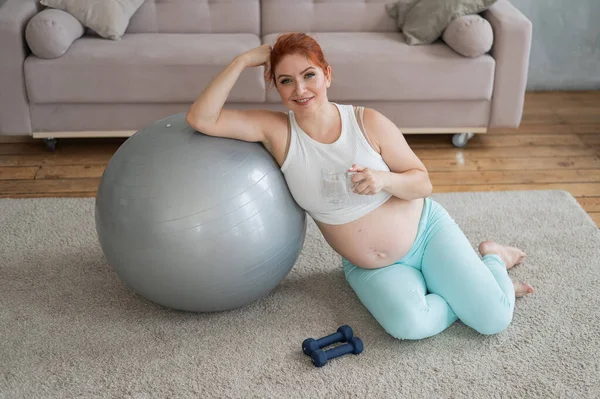 Zwangere Vrouw Drinkt Water Het Sporten Fitness Bal — Stockfoto