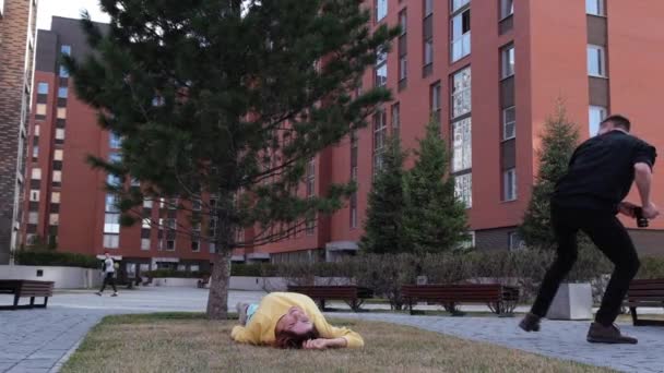 Wanita Kaukasia Terbaring Rumput Pria Itu Melakukan Jungkir Balik Atas — Stok Video