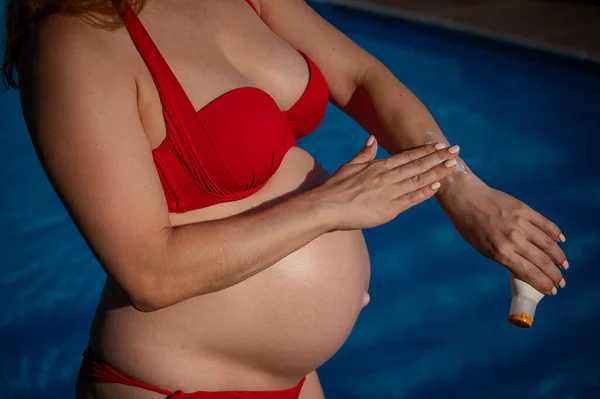 Крупный План Живота Беременной Женщины Загорающей Красном Бикини Ожидаемая Мать — стоковое фото