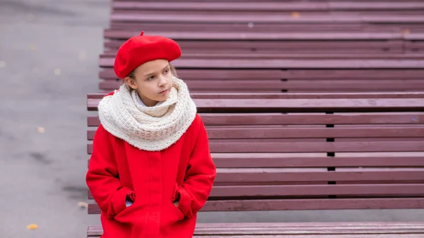 Uma Menina Caucasiana Triste Com Casaco Vermelho Uma Boina Senta — Fotografia de Stock