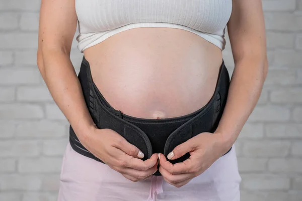 Těhotná Žena Nasadí Černý Dvoudílný Obvaz Oříznuté Břicho — Stock fotografie