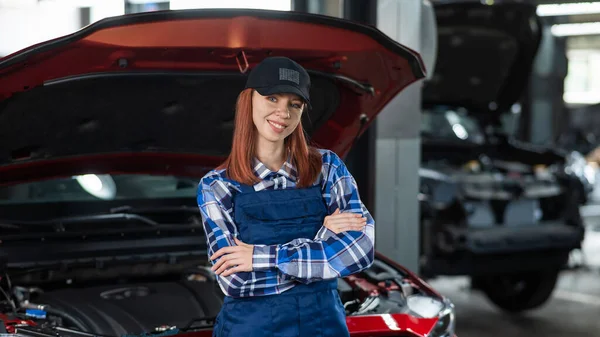 Kobieta Mechanik Samochodowy Stoi Otwartej Masce Samochodu Rękami Skrzyżowanymi Nad — Zdjęcie stockowe