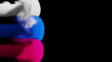 Siyah arka planda çok renkli dumanlar soldan sağa hareket ediyor. Rusya Federasyonu bayrağı. 3d illüstrasyon