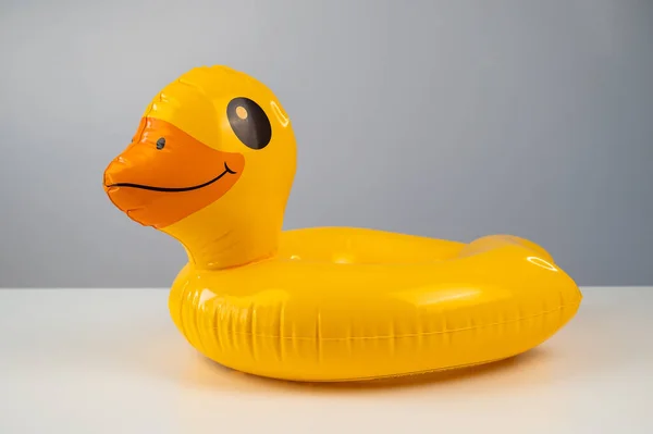 Pato Amarelo Inflável Uma Mesa Branca — Fotografia de Stock