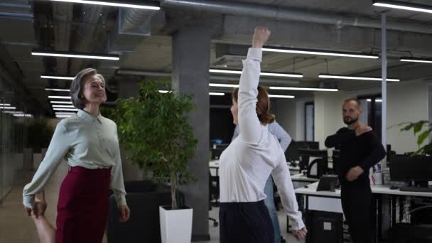 Four Office Workers Warm Break Employees Fitness Exercises Workplace Slow — Video Stock