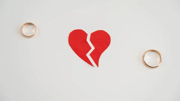 Gebrochenes Herz Und Trauringe Auf Weißem Hintergrund Scheidungskonzept — Stockfoto
