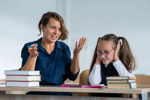 Bir Bayan Öğretmen Bir Öğrenciye Bağırır Küçük Kız Elleriyle Kulaklarını — Stok fotoğraf