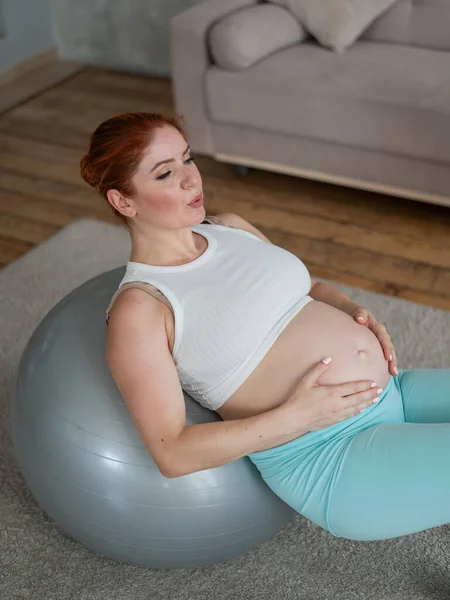 Een Zwangere Vrouw Ligt Met Haar Rug Een Fitbal Houdt — Stockfoto