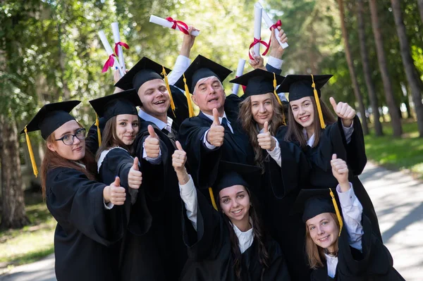 Grupo Graduados Túnicas Dan Pulgar Aire Libre Estudiante Edad Avanzada — Foto de Stock
