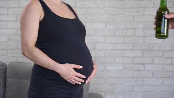 怀孕妇女拒绝给她一瓶啤酒 — 图库视频影像