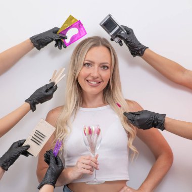 Beyaz kadın portresi ve kirpik uzatma aletleriyle usta elleri.