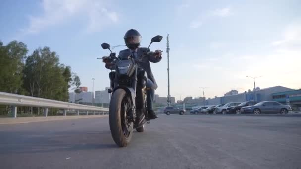 Кавказский Мужчина Едет Электрическом Мотоцикле — стоковое видео