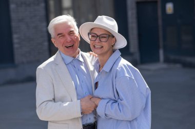 Yürüyüşe çıkmış yaşlı ve şık bir çift. Olgun insanların romantik ilişkileri