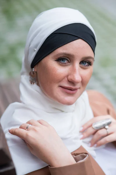 Портрет Молодой Голубоглазой Женщины Хиджабе Открытом Воздухе — стоковое фото